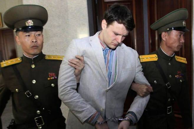 2016년 3월 북한 법정에 끌려가는 웜비어. AP 연합뉴스