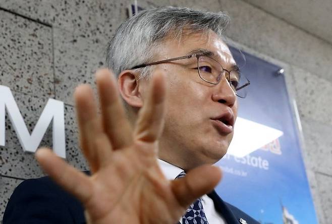 고 박원순 전 서울시장 유족 측 법률대리인이었던 정철승 변호사가 14일 오전 서울 서초구 법무법인 더펌에서 후배 변호사 성추행 의혹 관련 기자회견을 하고 있다. 2023.04.14.ⓒ뉴시스