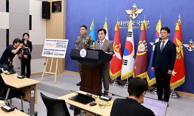 안규백 국방부 장관이 17일 서울 용산구 국방부 브리핑실에서 군사시설 규제개선 정책을 발표하고 있다. 2026.6.17 (서울=뉴스1)