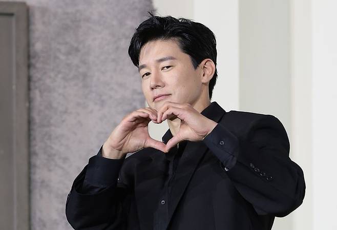 (서울=뉴스1) 권현진 기자 = 배우 김무열이 5일 서울 중구 앰배서더 서울 풀만 호텔에서 열린 넷플릭스 시리즈 '참교육'(감독 홍종찬) 제작발표회에서 포즈를 취하고 있다. '참교육'은 선넘는 학생, 교사, 학부모로 인해 무너진 대한민국의 교권과 교육현장을 지키기 위해 창설된 교권보호국의 통쾌하고 시원한 참교육을 그린 이야기다. 2026.6.5/뉴스1 /사진=뉴스1화상