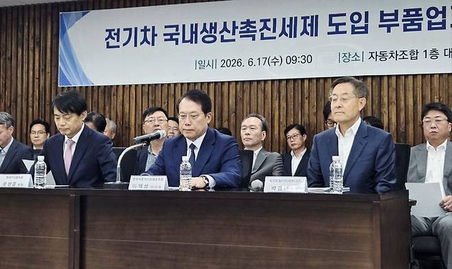 17일 오전 서울 서초구 자동차산업회관에서 한국자동차산업협동조합이 '전기차 국내생산촉진세제 도입 필요 부품업계 입장문'을 발표하고 있다. 1열 왼쪽부터 문성준 현대차기업협력회 회장, 이택성 한국자동차산업협동조합 이사장, 박경배 KG모빌리티파트너스 회장. 뉴스1.