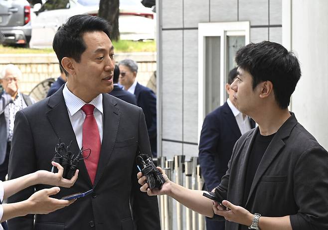 오세훈 서울시장이 17일 서울 서초구 서울중앙지방법원에서 열린 여론조사 대납 의혹 관련 결심공판에 출석하기 전 취재진에게 입장을 밝히고 있다. 공동취재사진