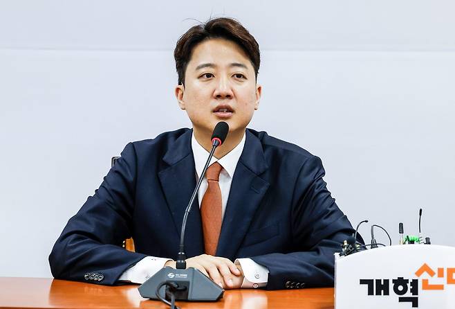 이준석 개혁신당 대표가 15일 국회의사당에서 정점식 국민의힘 원내대표와 만난 뒤 자리에 착석해 발언하고 있다. 뉴시스