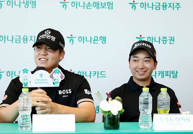 17일 2026 하나은행 인비테이셔널 기자회견에 참가한 장유빈-오기소 타카시. 사진=KPGA 제공