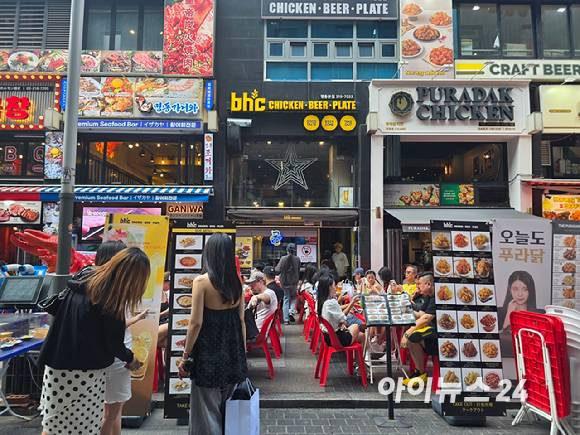 평일 오후 4시 40분경 bhc 명동본점이 외국인들로 가득 차 있는 모습. [사진=구서윤 기자]