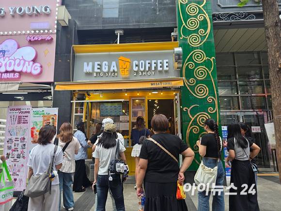 명동의 메가MGC커피 매장 앞이 외국인 관광객들로 붐비는 모습. [사진=구서윤 기자]