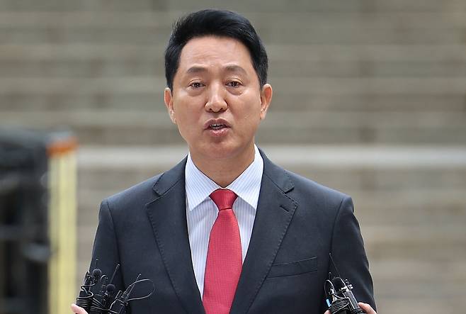 오세훈 서울시장이 17일 서울 서초구 서울중앙지방법원에서 열린 여론조사비 대납 의혹 관련 결심 공판에 출석하며 입장을 밝히고 있다.  오 시장은 지난 2021년 서울시장 재보궐선거를 앞두고 정치 브로커 명태균 씨에게 총 10차례에 걸쳐 여론조사 결과를 제공받고 후원자 김 씨에게 3300만 원 상당의 비용을 대납하도록 한 혐의로 기소됐다. 뉴스1