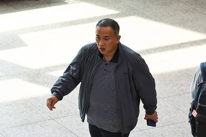 윤석열 전 대통령 부부에게 여론조사를 무상으로 제공한 혐의를 받는 ‘정치 브로커’ 명태균 씨가 지난달 12일 서울중앙지방법원에서 열린 결심 공판에 출석하고 있다. 김종호 기자.
