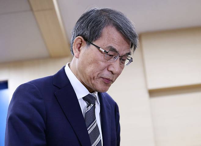 노태악 전 중앙선거관리위원장이 지난 5일 오후 경기 과천 중앙선관위에서 투표용지 부족 사태 관련 대국민 사과를 마치고 회견장을 나서고 있다. 노 전 위원장은 같은 날 사의를 표명했고 조희대 대법원장은 지난 8일 그의 사의를 수용했다. 뉴스1