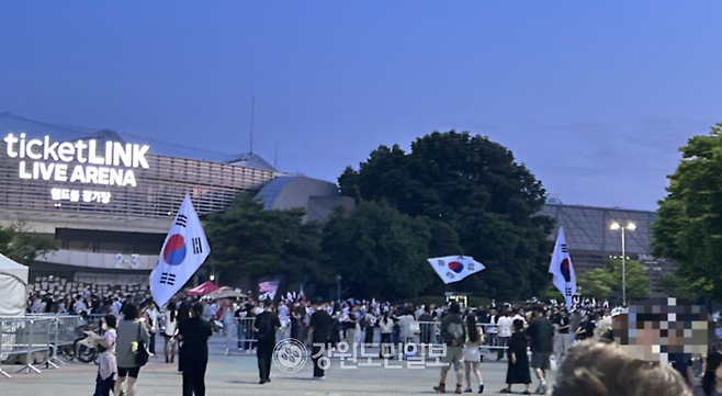 ▲ 6·3 지방선거 투표용지 부족 사태로 촉발된 잠실 개표소 봉쇄 시위가 지난 13일 저녁에도 이어졌다. 주말을 맞아 규모가 커지면서 올림픽공원 핸드볼경기장 주변이 져 인파로 북적이고 있다. 김영희 기자