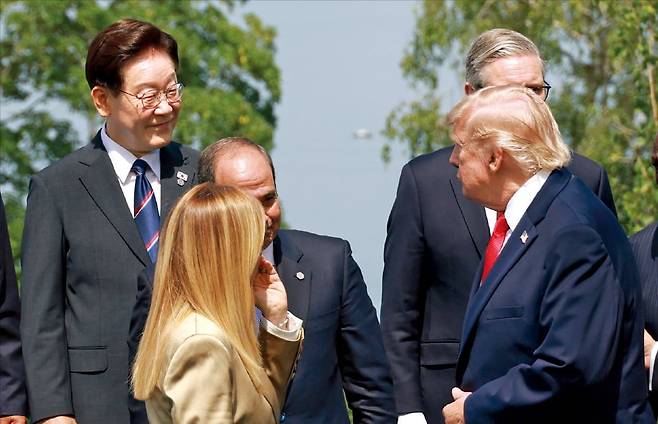트럼프와 대화하는 李대통령 이재명 대통령이 16일 프랑스 에비앙에서 열린 주요 7개국(G7) 정상회의 환영 행사에서 도널드 트럼프 미국 대통령과 인사하고 있다.  에비앙=김범준 기자