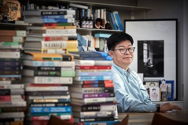 뇌과학자 정재승의 서재 한편에 비치된 생전 아인슈타인의 사진. ⓒarte, photo by 문덕관
