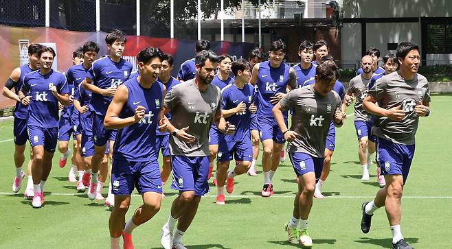 한국 축구대표팀이 16일 훈련을 앞두고 몸을 풀고 있다. 연합뉴스