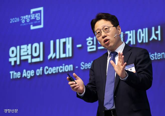 박종희 서울대 정치외교학부 교수가 17일 <2026 경향포럼>에서 인공지능(AI)의 파괴적 위험성을 역설하고 있다. 권도현 기자