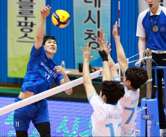 화성특례시청의 이현승(왼쪽)이 지난 16일 열린 ‘2026 한국실업배구연맹&프로배구 퓨처스 챔프전’ 남자부 결승 인천 대한항공전서 스파이크를 시도하고 있다. 한국실업배구연맹 제공