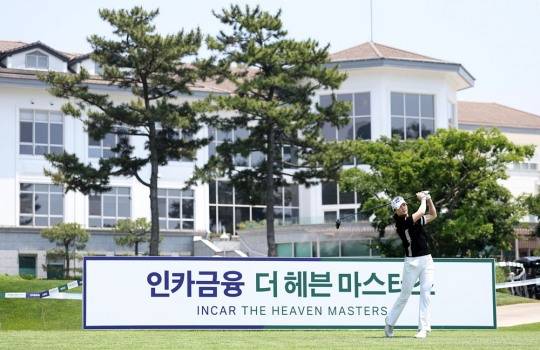 박결(두산건설) 프로가 'KLPGA 인카금융 더헤븐 마스터즈' 이벤트 프로암 라운드에서 티샷을 선보이고 있다/ 사진= 더헤븐리조트 제공.