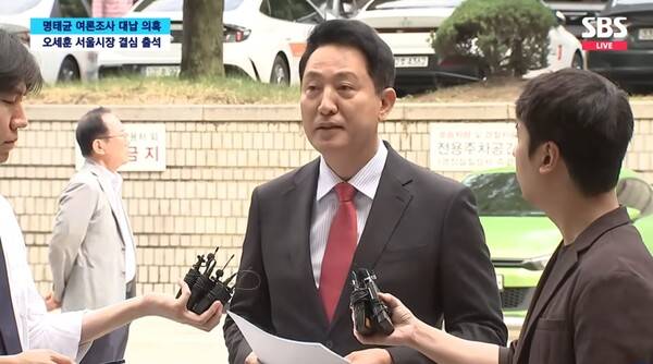 ▲오세훈 서울시장이 17일 서울중앙지법 정치자금법 사건 결심공판에 출석하면서 입장을 발표하고 있다. 사진=SBS 영상 갈무리