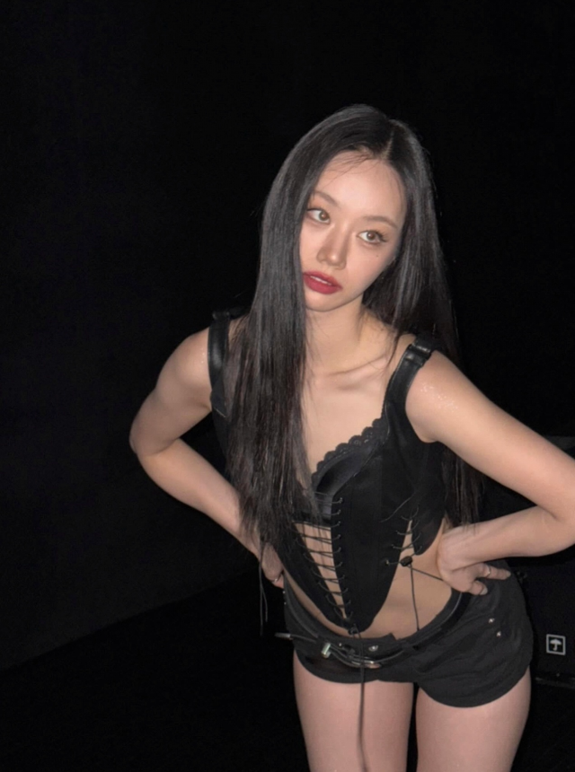 Actress Hyeri showcased her perfect visuals, effectively dispelling recent controversy regarding her belly fat, by releasing behind-the-scenes photos from her fan meeting, *The Last Of Us: Left*, on her social media. In the released photos, Hyeri captivated fans by wearing various outfits that highlighted her slender legs and toned physique.Through these behind-the-scenes shots, Hyeri naturally resolved the controversy surrounding her abdominal lines that had arisen due to her outfit and camera angles during the recent fan meeting held at Ewha Womans Universitys Samsung Hall in Seoul. In the photos, Hyeri perfectly pulled off a diverse range of styles, from a black corset to a mini dress, boasting doll-like proportions.Fans are expressing admiration for Hyeris real-life proportions upon seeing these photos. Starting with the Seoul performance, Hyeri is scheduled to continue her Asian fan meeting tour in Macau, Ho Chi Minh City, Hong Kong, Taipei, and other locations.