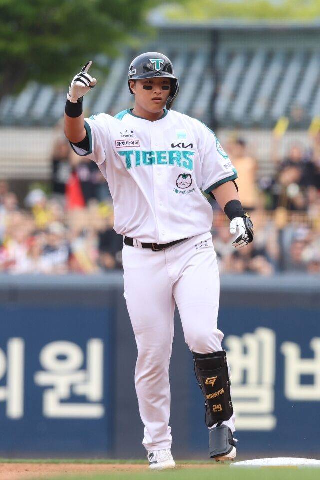 KIA 타이거즈 변우혁이 13일 광주 KIA챔피언스필드에서 열린 두산 베어스전서 2루타를 치고 환호하고 있다./KIA 타이거즈 제공