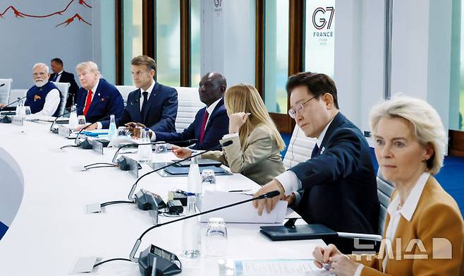 [에비앙=뉴시스] 최동준 기자 = 이재명 대통령이 16일(현지 시간) 프랑스 에비앙 G7 정상회의장에서 확대회의 1세션에 참석해 있다. 2026.06.16. photocdj@newsis.com