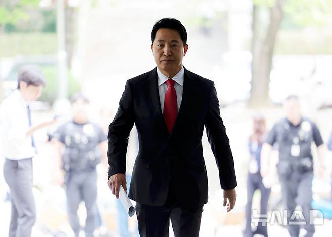 [서울=뉴시스] 홍효식 기자 = 여론조사비 대납 의혹을 받는 오세훈 서울시장이 17일 서울 서초구 서울중앙지방법원에서 열린 결심공판에 출석하고 있다. 2026.06.17. yesphoto@newsis.com