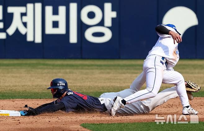 [대구=뉴시스] 이무열 기자 = 29일 대구 수성구 삼성라이온즈파크에서 열린 2026 신한 SOL KBO리그 롯데 자이언츠와 삼성 라이온즈 경기, 4회초 1사 주자 1루 상황에서 롯데 전주우 타석 때 1루 주자 윤동희가 도루를 시도하다 태그아웃 당하고 있다. 2026.03.29. lmy@newsis.com
