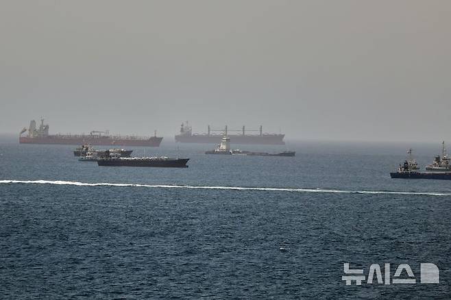 [오만만=AP/뉴시스] 국제에너지기구(IEA)는 17일(현지 시간) 미국과 이란의 종전 합의가 유지될 경우 내년 원유 공급 과잉이 나타날 것이라고 전망했다. 사진은 지난 16일 오만만에서 유조선과 화물선들이 호르무즈 해협과 아라비아해를 잇는 항로를 따라 운항하고 있는 모습. 2026.06.17.
