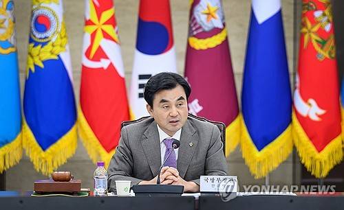 제1회 광주 군 공항 이전부지 선정위원회 (서울=연합뉴스) 안규백 국방부 장관이 17일 서울 용산구 국방부 대회의실에서 열린 제1회 광주 군 공항 이전부지 선정위원회에서 발언하고 있다. 2026.6.17 [국방부 제공. 재판매 및 DB 금지] photo@yna.co.kr