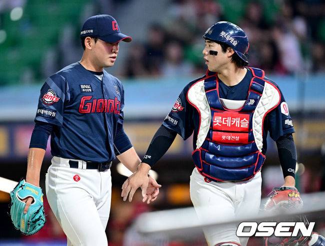 [OSEN=인천, 최규한 기자] 16일 인천 SSG랜더스필드에서 ‘2026 신한 SOL Bank KBO리그’ SSG 랜더스와 롯데 자이언츠의 경기가 열렸다.홈팀 SSG는 김민준, 방문팀 롯데는 김진욱을 선발로 내세웠다.5회말 SSG 공격을 막아낸 롯데 선발 김진욱과 포수 손성빈이 더그아웃으로 향하며 대화를 나누고 있다. 2026.06.16 / dreamer@osen.co.kr