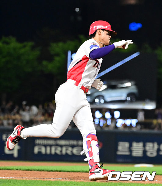 [OSEN=광주, 지형준 기자] 16일 광주-기아 챔피언스필드에서 2026 신한 SOL KBO리그 KIA 타이거즈와 LG 트윈스의 경기가 열렸다.KIA는 시라카와 게이쇼, LG는 라클란 웰스가 선발로 나섰다.6회말 1사에서 KIA 김도영이 좌월 솔로포를 날리며 그라운드를 돌고 있다. 2026.06.16 / jpnews@osen.co.kr