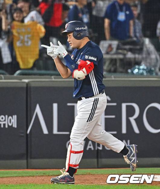 [OSEN=부산, 이석우 기자] 11일 부산 사직야구장에서 2026 신한 SOL KBO 리그 롯데 자이언츠와 두산 베어스의 경기가 열렸다. 홈팀 롯데는 박세웅이, 방문팀 두산은 타카다가 선발 출전했다.두산 베어스 양의지가 9회초 좌월 솔로 홈런을 치고 세리머니를 하고 있다. 2026.06.11 / foto0307@osen.co.kr