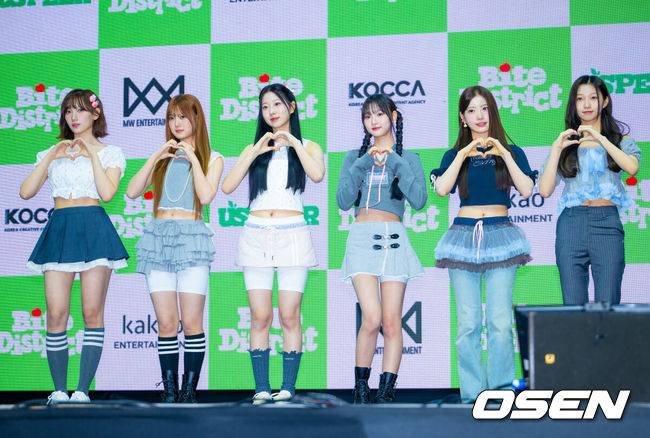 [OSEN=민경훈 기자] 걸그룹 유스피어 컴백 쇼케이스가 17일 오후 서울시 영등포구 명화 라이브홀에서 열렸다.6인조 걸그룹 '유스피어(USPEER)-시안, 소이, 서유, 다온, 채나, 로아’는 이날 첫 번째 미니앨범 '바이트 디스트릭트(BITE DISTRICT)'를 발표한다. 지난해 발매한 첫 싱글 '스피드 존(SPEED ZONE)' 이후 약 1년 만의 신보다. 타이틀곡 '위키드 게임(WICKED GAME)'은 사랑 앞에 솔직하지 못한 소녀들의 감정을 담은 곡이다. 유스피어가 포즈를 취하고 있다.. 2026.06.17 / rumi@osen.co.kr