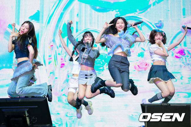 [OSEN=민경훈 기자] 걸그룹 유스피어 컴백 쇼케이스가 17일 오후 서울시 영등포구 명화 라이브홀에서 열렸다.6인조 걸그룹 '유스피어(USPEER)-시안, 소이, 서유, 다온, 채나, 로아’는 이날 첫 번째 미니앨범 '바이트 디스트릭트(BITE DISTRICT)'를 발표한다. 지난해 발매한 첫 싱글 '스피드 존(SPEED ZONE)' 이후 약 1년 만의 신보다. 타이틀곡 '위키드 게임(WICKED GAME)'은 사랑 앞에 솔직하지 못한 소녀들의 감정을 담은 곡이다. 유스피어가 화려한 무대를 선보이고 있다. 2026.06.17 / rumi@osen.co.kr