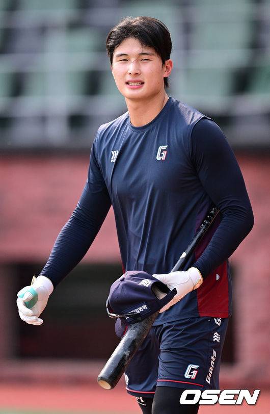 [OSEN=인천, 최규한 기자] 17일 인천 SSG랜더스필드에서 ‘2026 신한 SOL Bank KBO리그’ SSG 랜더스와 롯데 자이언츠의 경기가 열린다. 부상을 털고 1군에 합류한 롯데 윤동희가 훈련을 마친 뒤 그라운드를 나서고 있다. 2026.06.17 / dreamer@osen.co.kr