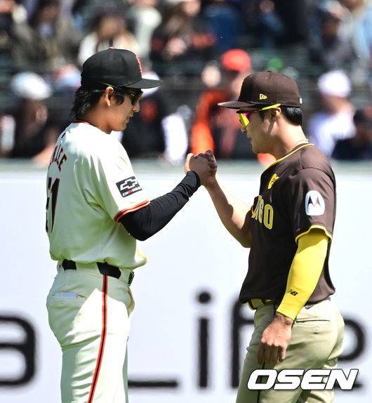 [OSEN=오라클 파크(샌프란시스코 미국 캘리포니아주), 지형준 기자] 8일(이하 한국시간) 미국 캘리포니아주 샌프란시스코 오라클 파크에서 2024 메이저리그 샌프란시스코 자이언츠와 샌디에이고 파드리스의 경기가 열렸다.이정후는 지난 7일 경기에서 슈퍼캐치를 하나 성공시켰지만 타격에서는 아쉬움이 있었다. 4타수 무안타를 기록하며 지난 3일 다저스전 안타 이후 11타수 연속 무안타로 침묵했다. 시즌 성적은 9경기 타율 2할(35타수 7안타) 1홈런 4타점 2득점 OPS .554로 하락했다. 샌프란시스코는 타선이&nbsp;산발 4안타를 기록하는데 그치며 무득점 빈공이 시달렸다.경기에 앞서 샌프란시스코 자이언츠 이정후와 샌디에이고 파드리스 김하성이 인사를 나누고 있다. 2024.04.08 /jpnews@osen.co.kr