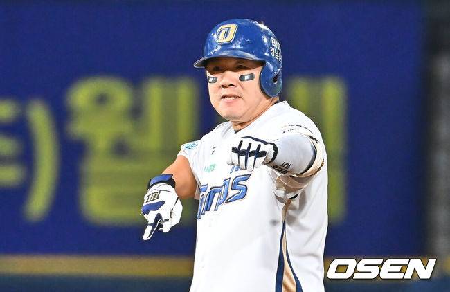 [OSEN=창원, 이석우 기자] 17일 창원NC파크에서 2026 신한 SOL KBO 리그 NC 다이노스와 한화 이글스의 경기가 열렸다. 홈팀 NC는 라일리가, 방문팀 한화는 류현진이 선발 출전했다. NC 다이노스 이우성이 7회말 1사 2루 좌익수 왼쪽 1타점 2루타를 치고 세리머니를 하고 있다. 2026.06.17 / foto0307@osen.co.kr