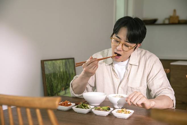 음식을 천천히 먹으면 과식을 예방하는 데 도움이 될 수 있다. 클립아트코리아