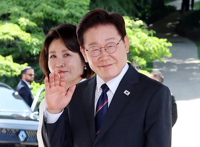 G7 정상회의에 참석하는 이재명 대통령과 김혜경 여사가 16일(현지 시간) 프랑스 에비앙 로얄호텔에 도착해 인사하고 있다. 뉴시스