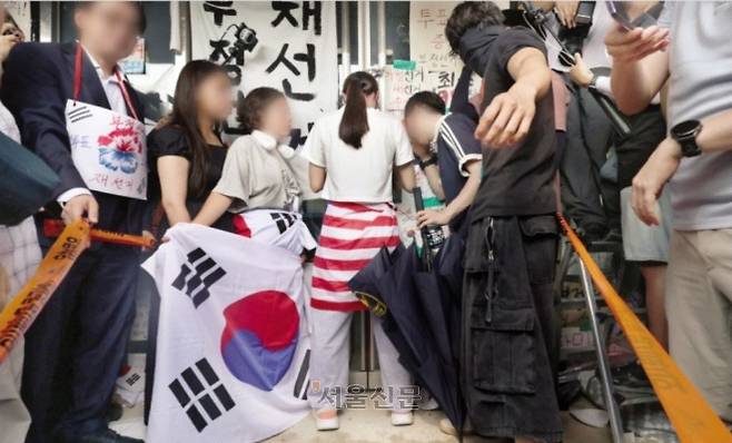 온몸으로 저지 - 6·3 지방선거 투표용지 부족 사태로 봉쇄 시위가 이어진 16일 참가자들이 서울 송파구 올림픽공원 핸드볼경기장 2-1 출구 앞 문을 지키고 서 있다. 홍윤기 기자
