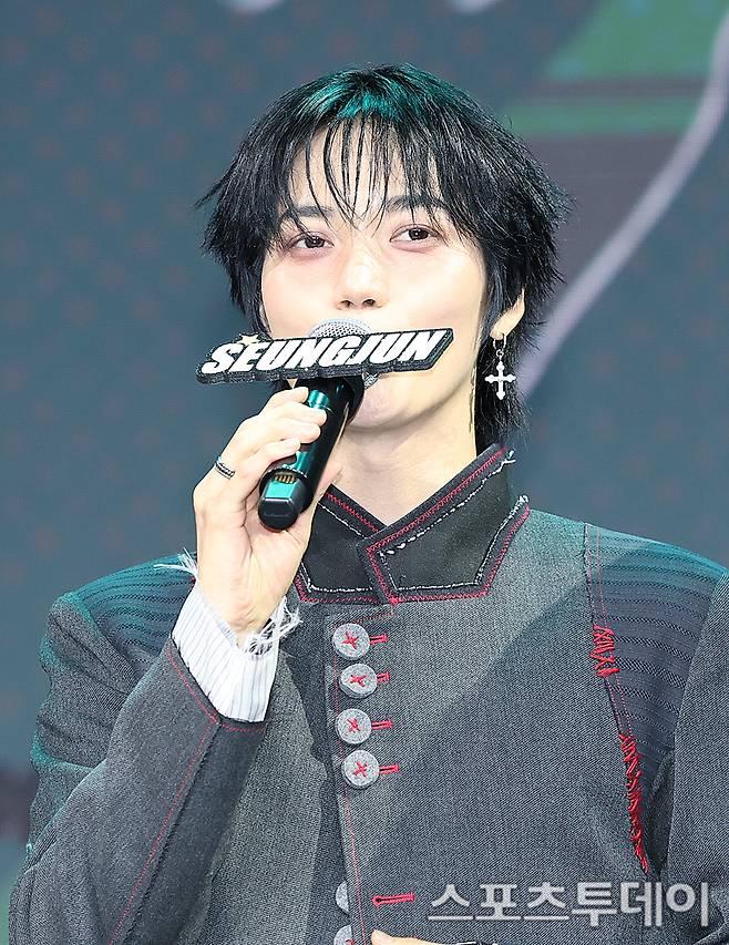 Group ONF members Minkyun, Yuto Nasu, RCA, With, Seungjun, and Julian Glover attended the showcase held on the 17th in Sangam-dong, Mapo-gu, Seoul, to commemorate the release of their 2nd full-length album Part.2, ONF:MY SELF. The members posed for the press at the scene and delivered a warm greeting announcing their comeback.