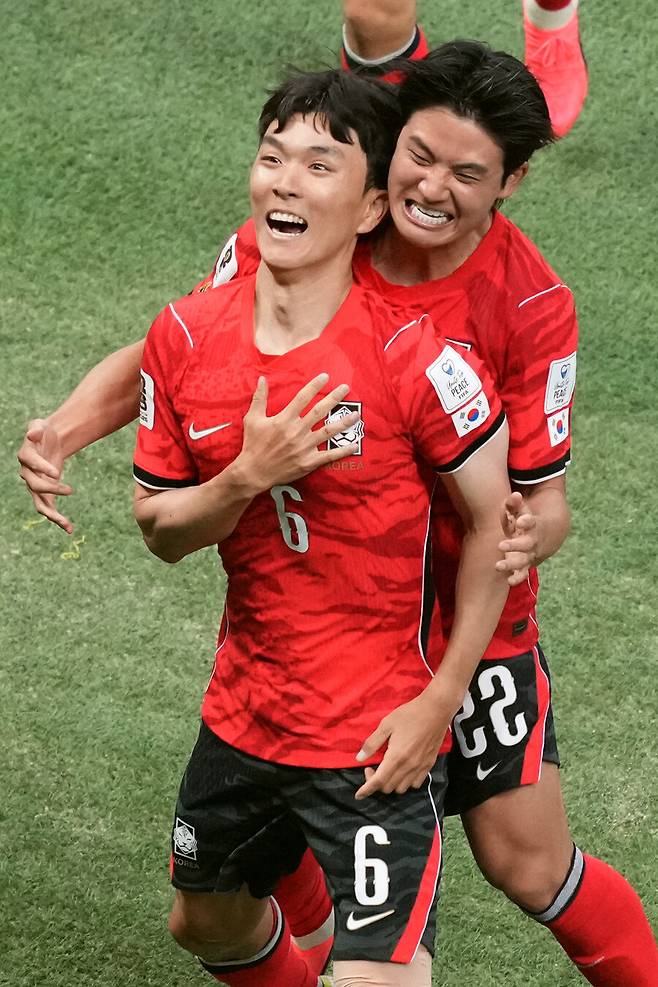 ▲ 한국은 지난 11일 체코전에서 경기 주도권을 쥐고도 후반 12분 선제 실점을 허용했다. 체코의 롱 스로인 공격 이후 라디슬라프 크레이치에게 헤더 골을 얻어맞았다. 위기의 순간 황인범(사진 왼쪽)이 등장했다. ESPN은 \"이때부터 황인범 쇼가 시작됐다\" 찬사했다. ⓒ 연합뉴스 / AP
