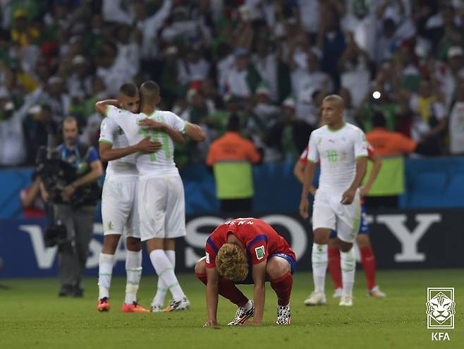 지난 2014 FIFA 브라질 월드컵 조별리그 2차전 알제리전 패배 후 아쉬워하고 있는 손흥민. /사진=대한축구협회 제공