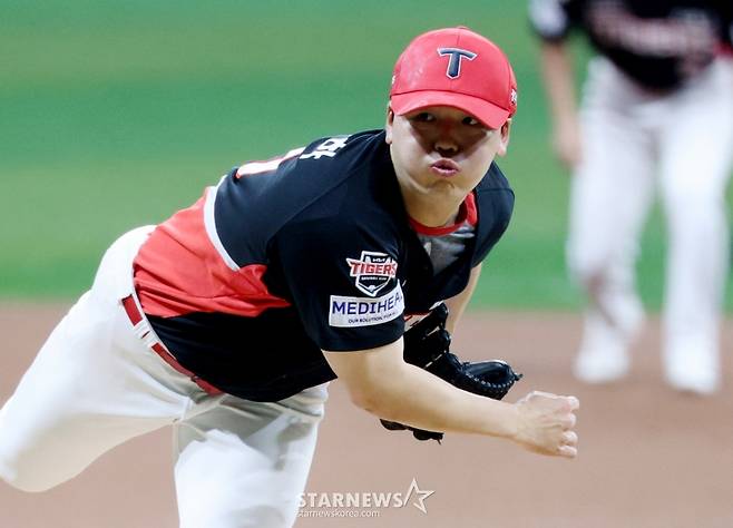 2026 신한 SOL KBO리그 키움 히어로즈 대 KIA 타이거즈 경기가 지난 5월 28일 서울 고척스카이돔에서 열렸다.  KIA 선발 황동하가 역투하고 있다. /사진=김진경 대기자