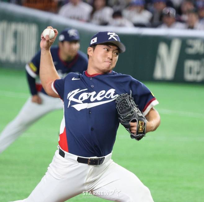 한국 우완투수 고우석이 7일 도쿄돔에서 열린 2026WBC 도쿄POOL 대한민국과 일본의 경기 6회말 등판해 무실점 이닝을 막아내고 있다. 2026.03.07. /사진=강영조 cameratalks@