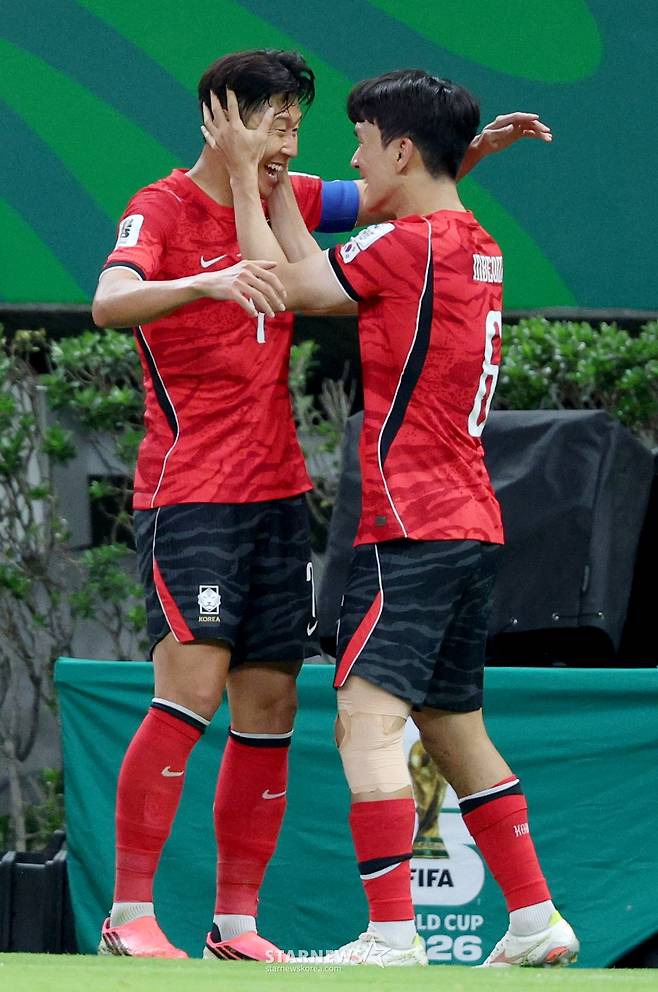 2026 북중미월드컵 A조 예선 대한민국-체코전이 12일(한국 시간) 멕시코 과달라하라 에스타디오 아크론에서 열렸다.  황인범이 동점골을 터트린 후 손흥민과 기뻐하고 있다, /사진=김진경 대기자