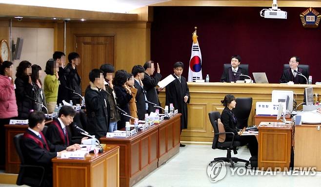 배심원 선서 2008년 2월 12일 국내 사법 사상 처음으로 대구지방법원 제11호 대법정에서 열린 국민참여재판(배심원제)에 참여한 배심원들이 재판에 앞서 선서하고 있다.[연합뉴스 자료사진]