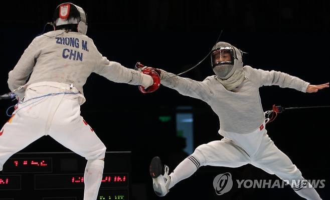 <아시안게임> 금빛 찌르기 (광저우=연합뉴스) 임헌정 기자 = 19일 중국 광저우 광다체육관에서 펼쳐진 아시안게임 펜싱 남자 사브르 결승전에서 구본길이 중국의 중만을 상대로 날카로운 공격을 하고 있다. 구본길 금메달. 2010.11.19 kane@yna.co.kr