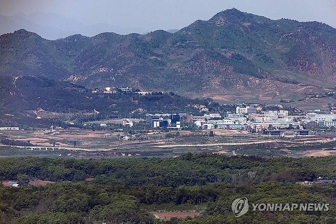 적막한 남북의 경계 (파주=연합뉴스) 임병식 기자 = 북한이 북측 지역만을 자신들의 영토로 규정한 영토 조항을 신설해 개헌한 가운데 8일 경기도 파주시 접경지역에서 바라본 서부전선 비무장지대(DMZ)와 개성공단 일대가 적막하다. 
    최근 북한은 조선민주주의인민공화국 영역은 남쪽으로는 대한민국과 접하고 있다는 영토조항을 신설하고 조국통일 조항을 삭제해 '두 국가 노선'을 반영한 개헌을 단행했다. 2026.5.8 andphotodo@yna.co.kr