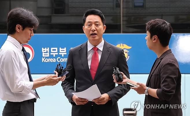 오세훈 서울시장, 결심공판 출석 (서울=연합뉴스) 이진욱 기자 = 오세훈 서울시장이 17일 서울 서초구 서울중앙지방법원에서 열린 '명태균 여론조사 의혹' 사건 1심 결심공판에 출석하며 취재진의 질문에 답하고 있다. 2026.6.17 cityboy@yna.co.kr