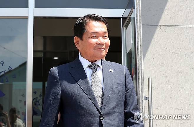 법원 나서는 신경호 강원교육감 (춘천=연합뉴스) 강태현 기자 = 불법선거운동과 뇌물수수 혐의로 재판에 넘겨진 신경호 강원도교육감이 17일 춘천지법에서 열린 항소심 선고공판에 참석한 뒤 법원을 나서고 있다.
    신 교육감은 1심에 이어 항소심에서도 당선무효형에 해당하는 징역 10개월에 집행유예 2년을 선고받았다. 2026.6.17 taetae@yna.co.kr